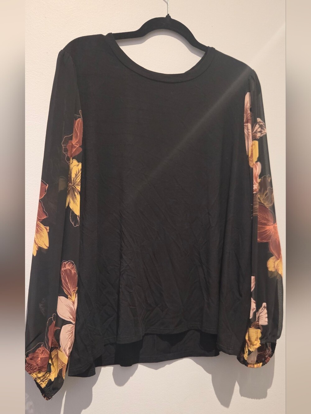 T Tahari Plus Size Black Top with Floral Sheer Sleeves EUC Size 1X